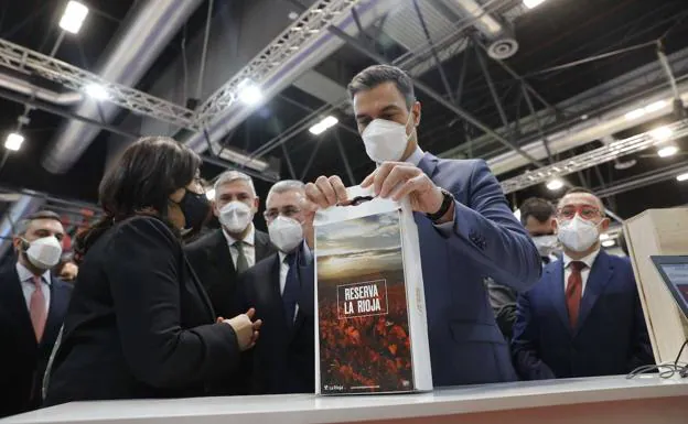 Pedro Sánchez visitó el viernes el stand de La Rioja en Fitur. /G. L. R.