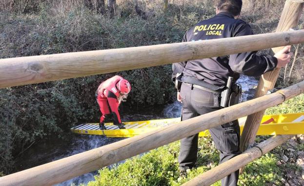 La Policía Local de Nájera rescata a un perro atrapado en el río