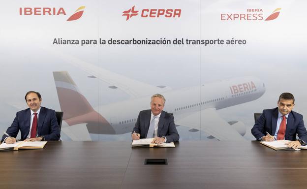 Iberia y Cepsa sellan una alianza para descarbonizar el transporte aéreo