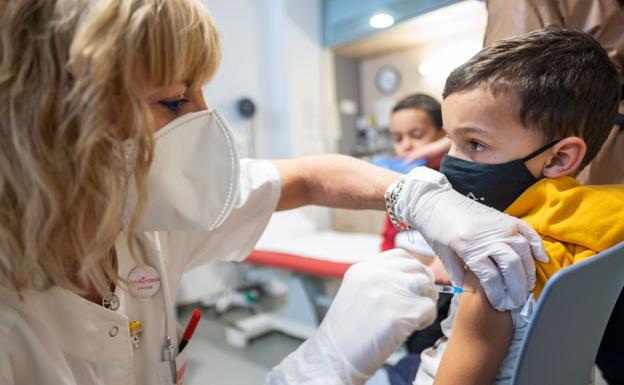 Los niños que se contagiaron antes de la primera dosis esperarán ocho semanas