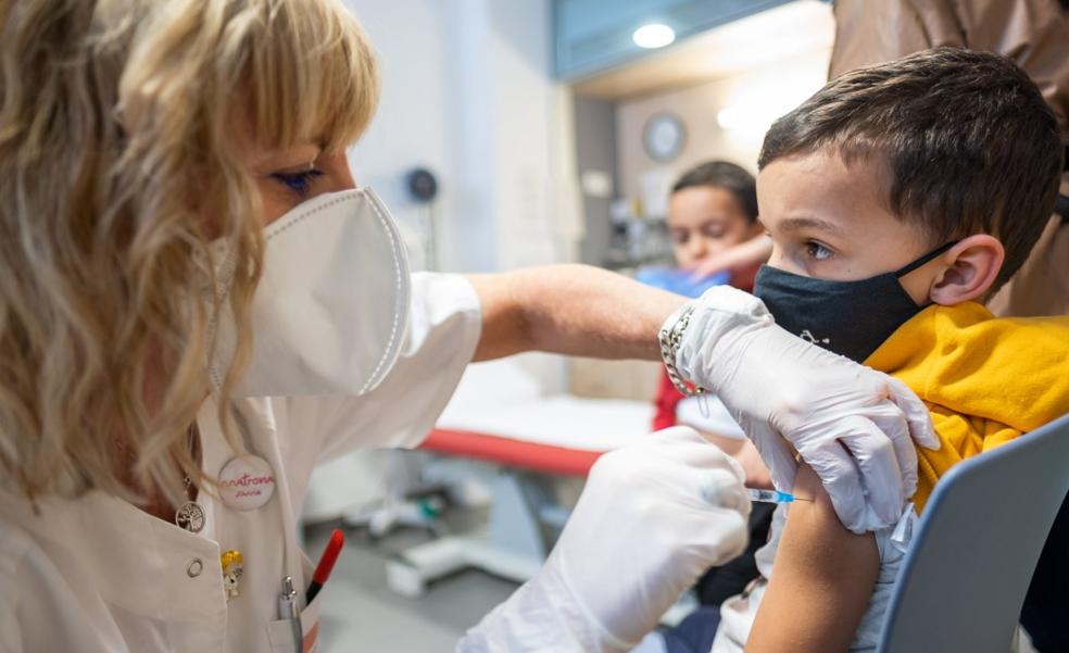 Los niños que se contagiaron antes de la primera dosis esperarán ocho semanas