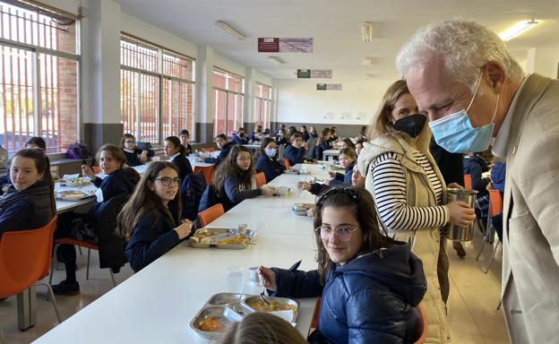 Hermoso, «gratamente sorprendido» tras su visita al colegio Alcaste