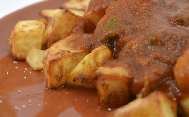 Patatas bravas con salsa putanesca