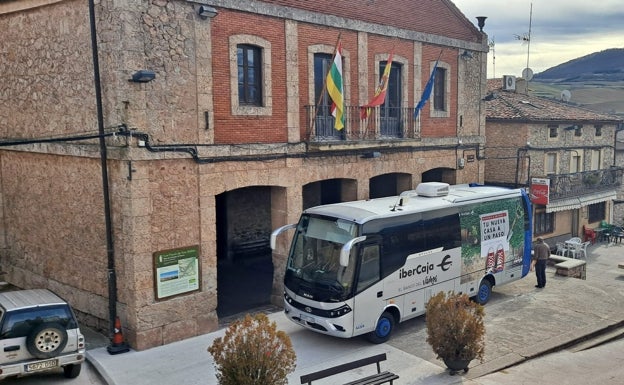 El autobús de Ibercaja se desplaza por primera vez a Berceo tras el cierre de la oficina