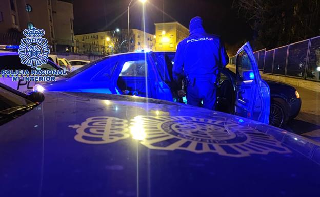 Denunciado tras una persecución por conducir drogado y llevar dos navajas y cocaína en el coche