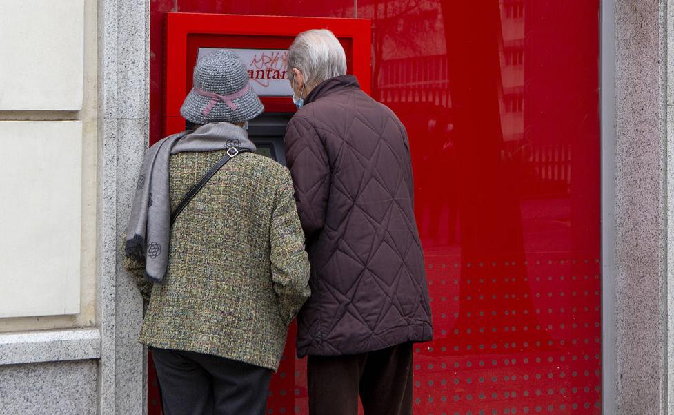 La banca ampliará la atención presencial y los horarios forzada por los mayores