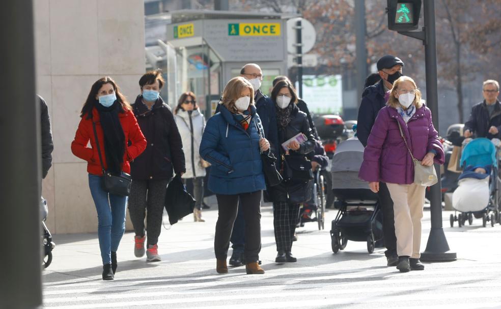 La mascarilla resiste en la calle