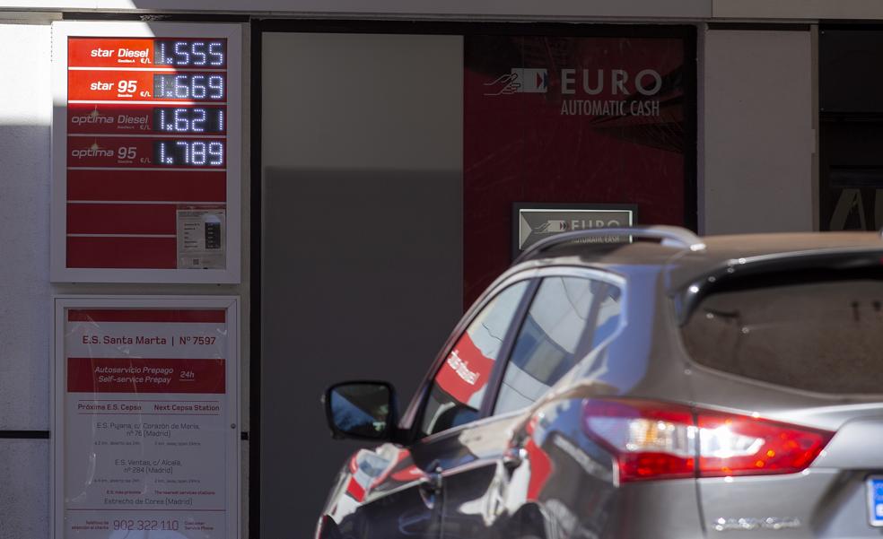 Los combustibles se superan: la gasolina, a 1,55 y el diésel, a 1,44 euros