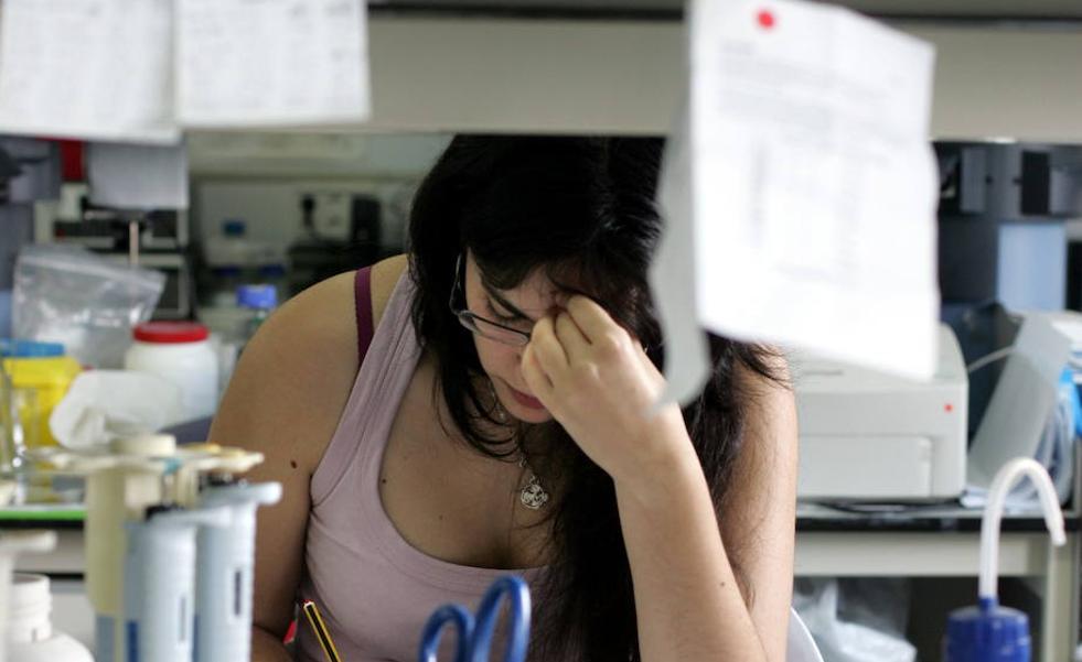 Las mujeres estudian más ciencias y los hombres, tecnología