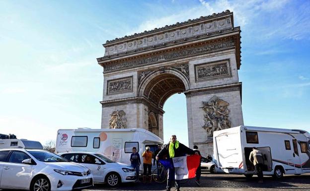 Al menos 14 detenidos durante las protestas contra las restricciones en París