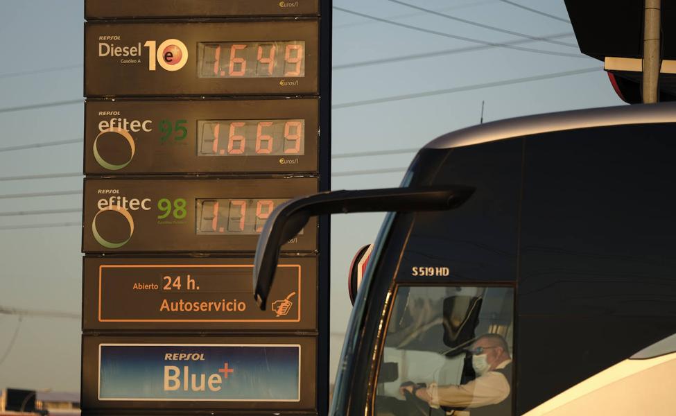 El precio de los combustibles, en récord por las cargas que los gravan