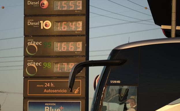 El precio de los combustibles, en récord por las cargas que los gravan