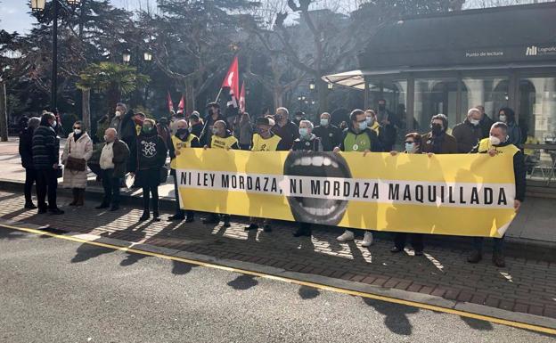 100 personas se manifiestan en Logroño por una Ley Mordaza que «no penalice la libertad de expresión y reunión»