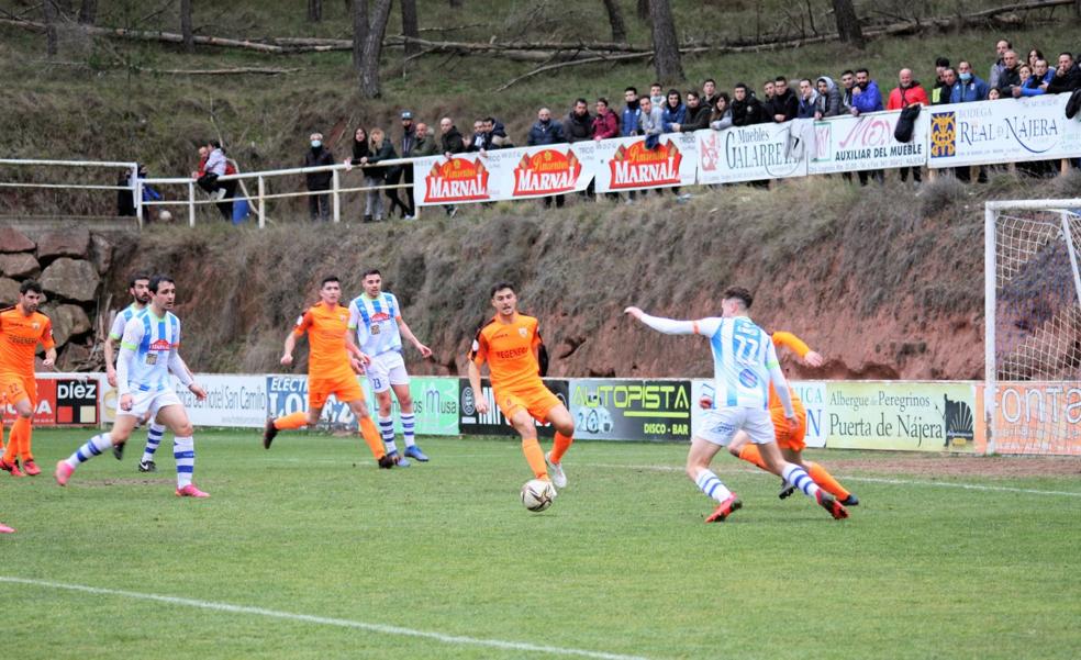 El Náxara salva un punto ante el Izarra