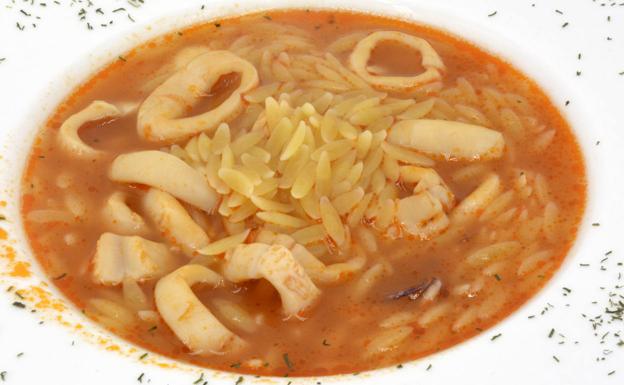 La receta de Javier Romero: sopa de pasta con chipirones