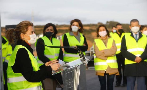 La ministra de Transportes anuncia a pie de obra la duplicación del peaje de Lodosa