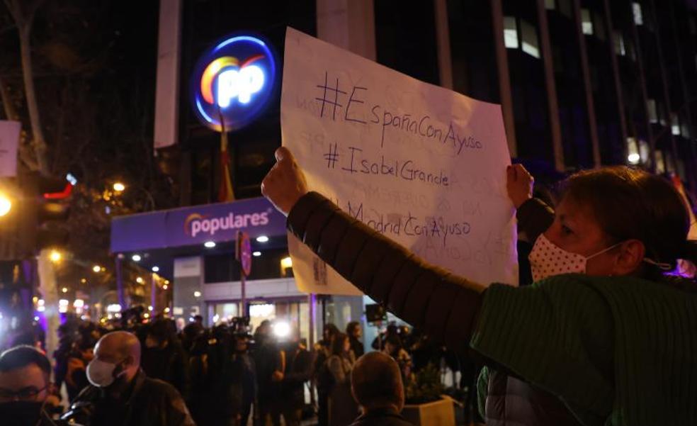 Cerca de un centenar de manifestantes apoya a Ayuso frente a Génova