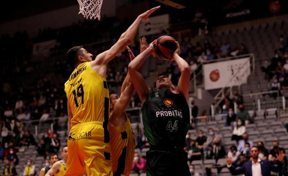 El Tenerife frena la heroica del Joventut en la orilla y repite semifinal