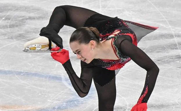 Valieva se cae de un podio dominado por sus compañeras rusas