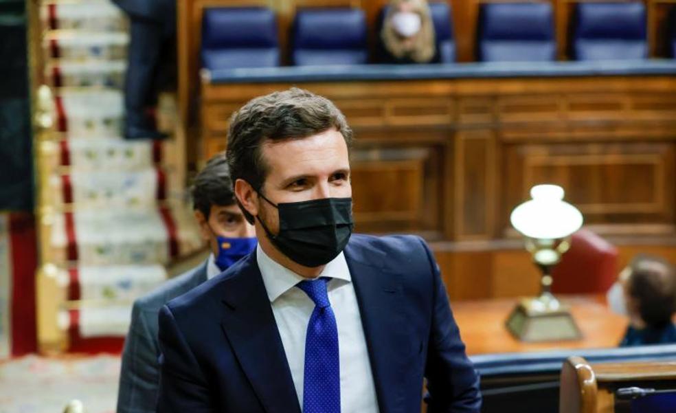 Casado convoca a la ejecutiva del PP con su liderazgo en el alero