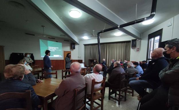 Nuria Bazo se reunió con los agricultores en Cabretón