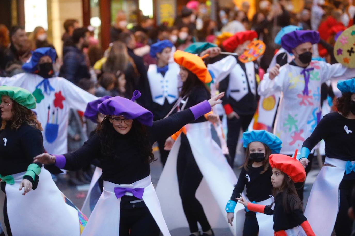 El Carnaval llena de gente y color las calles de Logroño