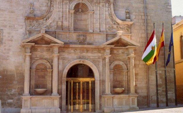 Denunciado por trepar por el mástil del Parlamento y coger una de las banderas institucionales