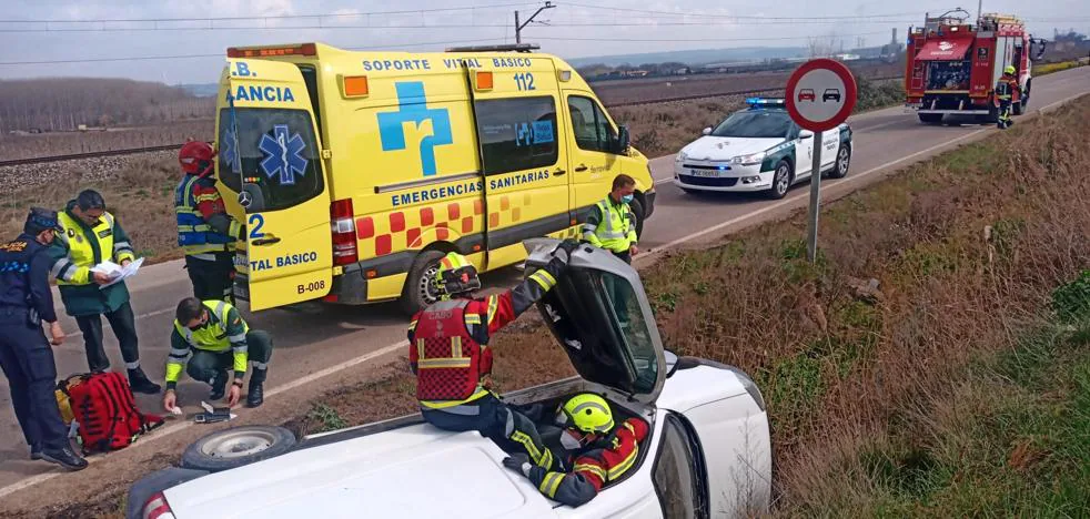 Herido un hombre de 89 años al salirse de la vía su furgoneta en la carretera Alfaro-Castejón