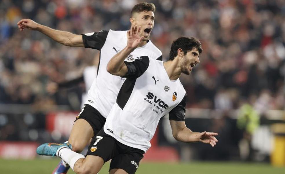 La calidad de Guedes mete al Valencia en la final