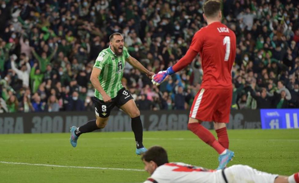 Borja Iglesias rescata al Betis y reduce al valiente Rayo