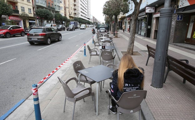 Comienza la cuenta atrás: las terrazas tendrán que volver a la acera y recuperar su espacio original el 9 de mayo