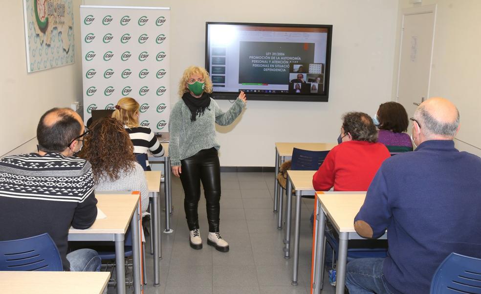 Las mujeres superan de largo a los hombres en las aulas de oposiciones