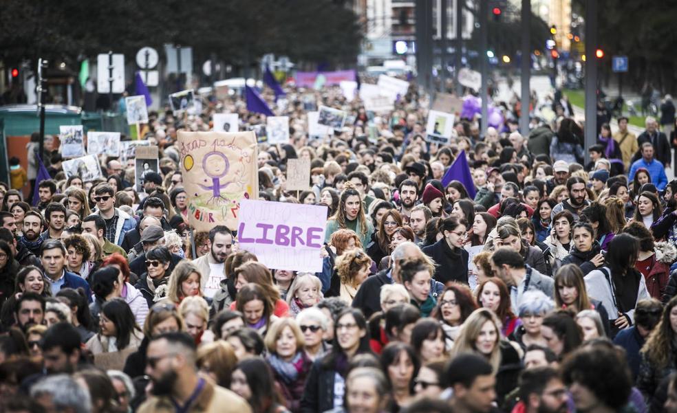 La Plataforma 8M recupera la calle para clamar contra la «invisibilidad» de la mujer