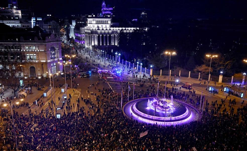 La multitud vuelve a tomar las calles por un 8-M con lemas vetados