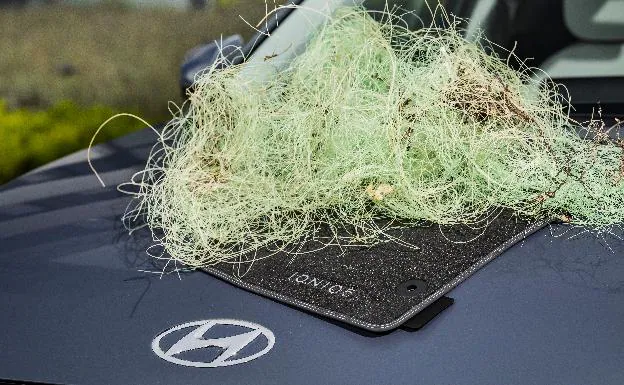 Así se confeccionan unas alfombrillas para el coche a partir de redes de pesca