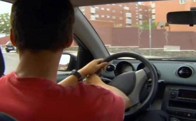 La Guardia Civil alerta del método 'A Capón' para hacer giros al conducir