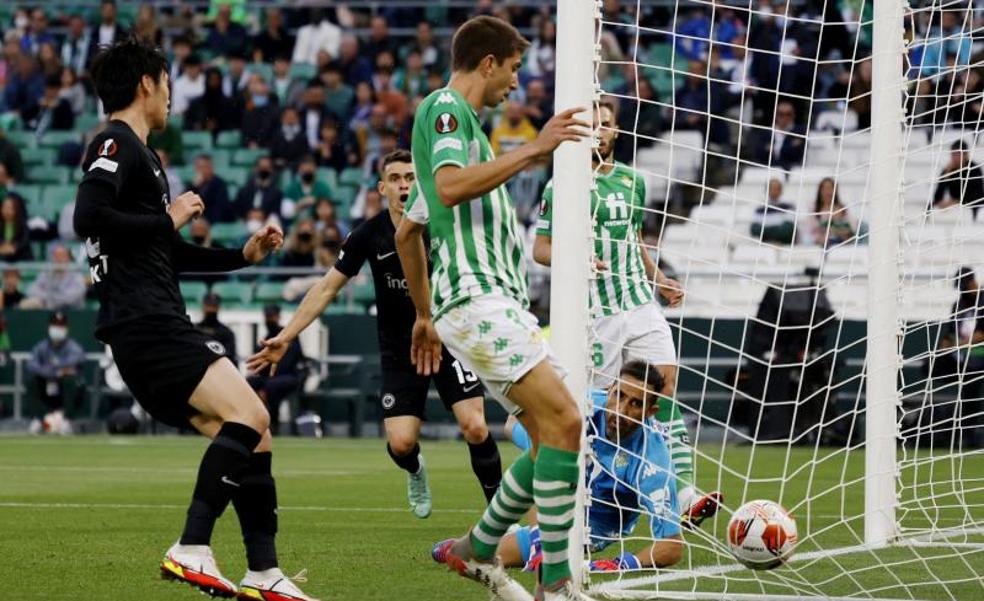 El Betis pierde en la ruleta rusa ante el Eintracht