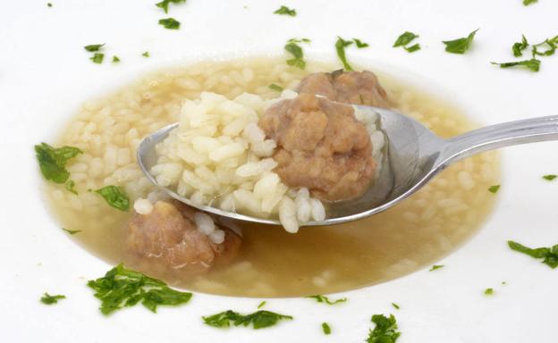La receta de Javier Romero: sopa de arroz con albóndigas