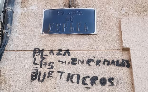 El vandalismo sobre la placa y la pared de la plaza de España