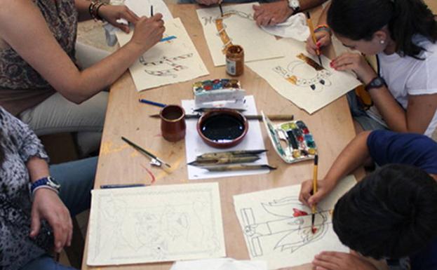 La Fundación San Millán organiza en Semana Santa talleres de caligrafía medieval