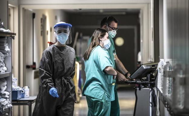 Las vacunas reducen el 75% las muertes por COVID y las hospitalizaciones, a la mitad