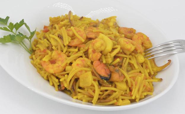 La receta de Javier Romero: fideuá muy fácil con marisco y calamares