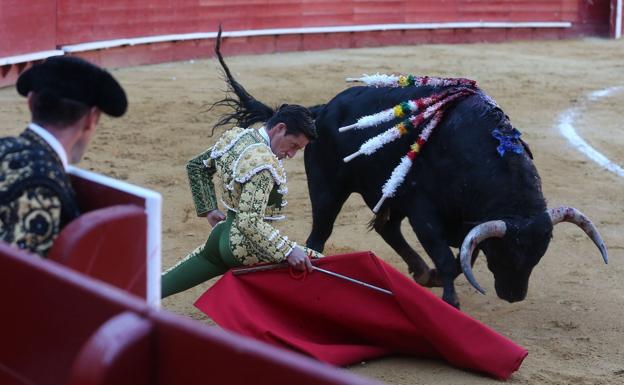 Urdiales afronta en la plaza de Valencia la primera gran feria de la temporada