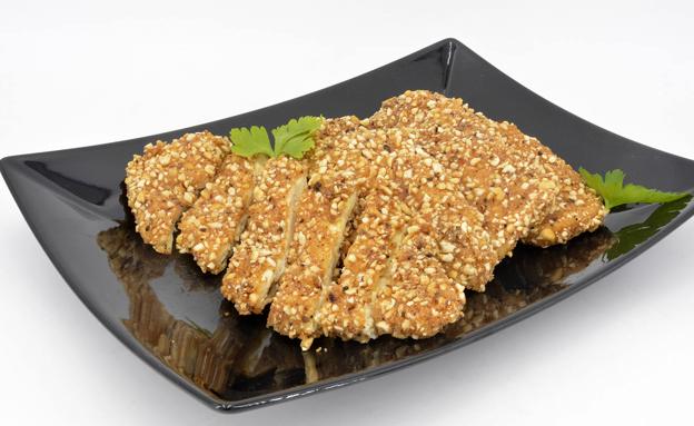 La receta de Javier Romero: pechugas empanadas con kikos y alitas de pollo BBQ en freidora de aire