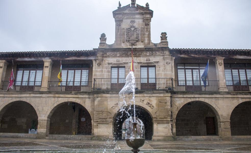 UGT, CCOO y CSIF denuncian la situación de «abandono» de los empleados municipales