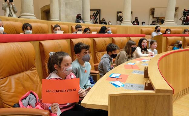 Los pequeños 'diputados' se comprometen a acoger «a los niños ucranianos que lleguen al pueblo»