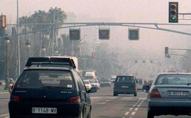 La justicia tumba el veto a los coches contaminantes en Barcelona