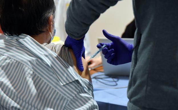 Salud ya administra la cuarta dosis a un millar de pacientes riojanos de alto riesgo