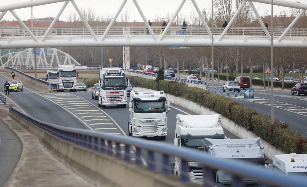 Marcha lenta de 78 camiones por la circunvalación de Logroño