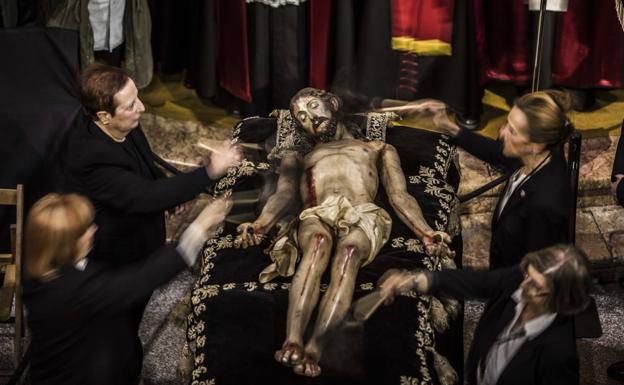 El Miércoles Santo se realiza la limpieza del Cristo yacente y la veneración del Santo Sepulcro